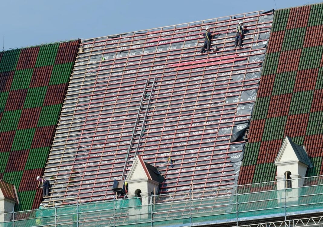 People working and keeping up the Roof of a building. Photo by Mircea Iancu from pixabay