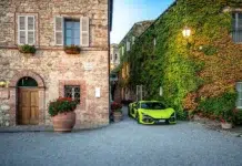 Esperienza Giro Toscana: Lamborghini’s Italian Masterpiece Lamborghini Revuelto in vibrant green parked beside a rustic Tuscan villa draped in ivy during Esperienza Giro Toscana 2025.