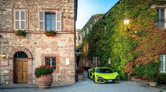 Esperienza Giro Toscana: Lamborghini’s Italian Masterpiece Lamborghini Revuelto in vibrant green parked beside a rustic Tuscan villa draped in ivy during Esperienza Giro Toscana 2025.