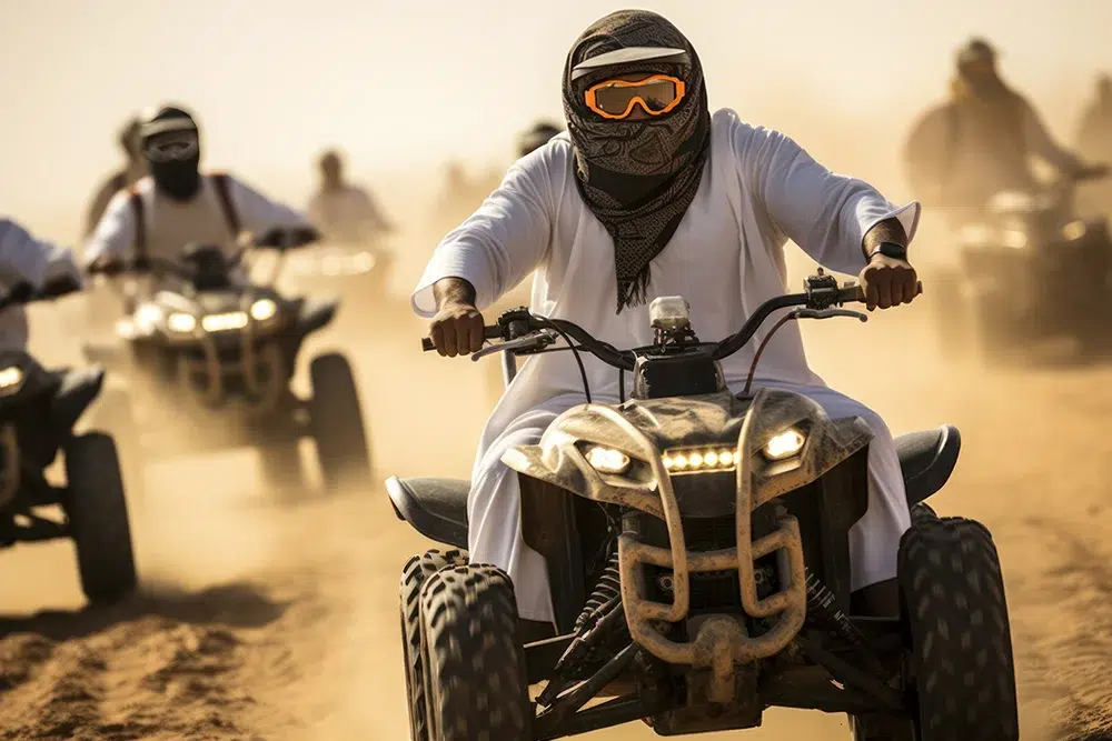 Hombres montando buggies en una aventura en el desierto cerca de Dubái