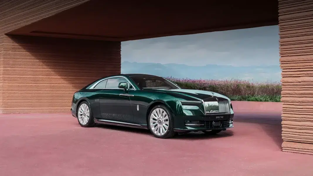 Rolls-Royce Spectre 2025 — Rolls-Royce Spectre grand tourer in emerald green under modern architecture, showcasing electrified elegance. Rolls-Royce Spectre 2025 — Rolls-Royce Spectre grand tourer in emerald green under modern architecture, showcasing electrified elegance.