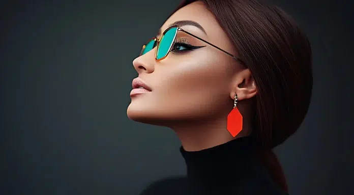 How to Effortlessly Match Your Eyewear with your Signature Jewelry A Woman wearing a striking jewelry piece matching her spectacular eyewear. Photo via vecteezy
