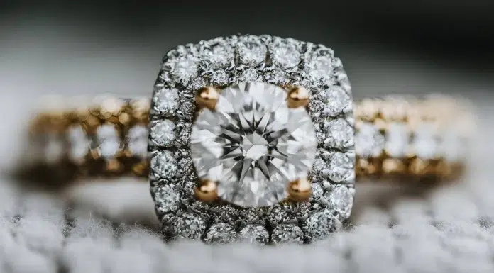2026’s Most Coveted Engagement Ring Trends in Haute Joaillerie sparkling and most coveted engagement ring. Photo courtesy of vecteezy