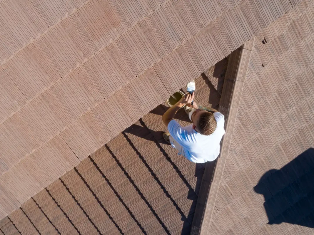 A Professional is keeping the perfect maintenance on his home roof. Photo vecteezy-medium A Professional is keeping the perfect maintenance on his home roof. Photo vecteezy-medium