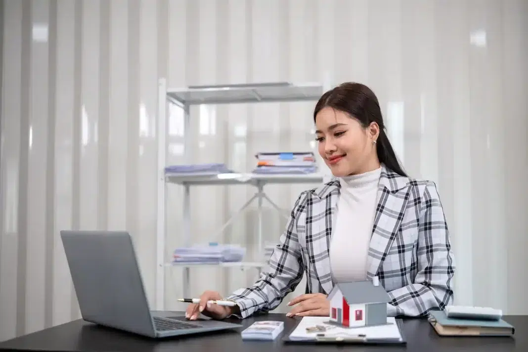 Virtual Real Estate Assistant speaking with her client. Photo vecteezy-medium Virtual Real Estate Assistant speaking with her client. Photo vecteezy-medium