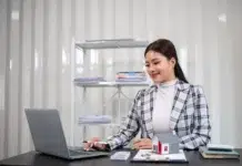 Solo Agent to Team Leader: The Roadmap for Onboarding Your First Team of Virtual Real Estate Assistants Virtual Real Estate Assistant speaking with her client. Photo vecteezy-medium