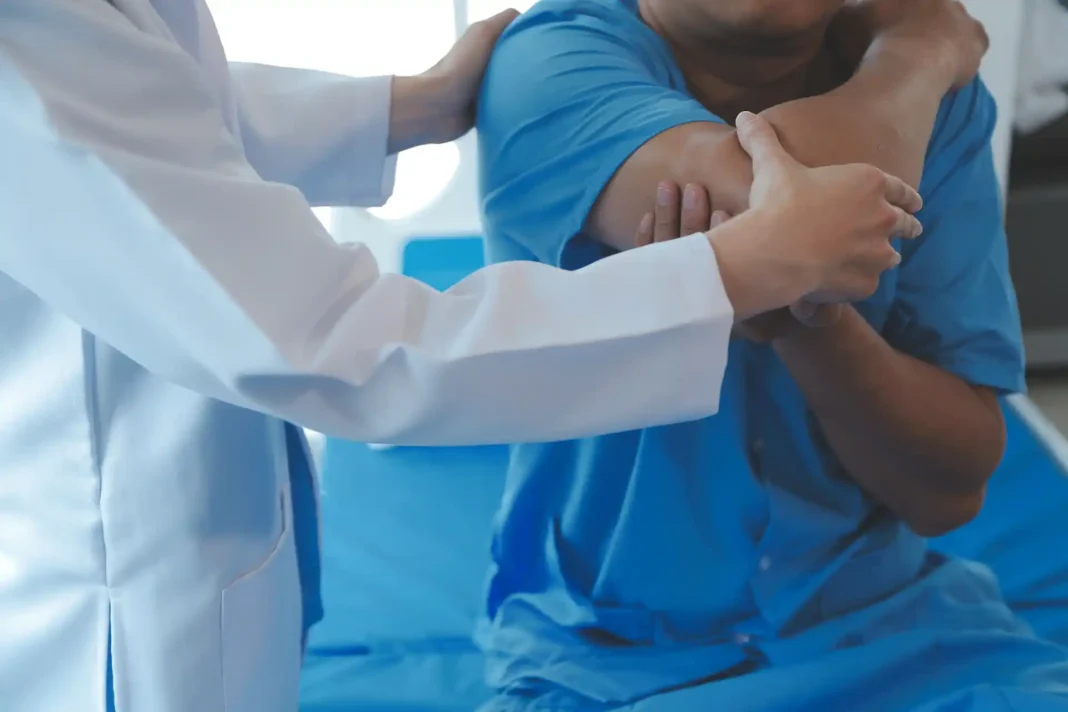 physiotherapist-working-with-patient-in-clinic. Vecteezy-medium physiotherapist-working-with-patient-in-clinic. Vecteezy-medium