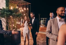 Planning a Celebration That Combines Comfort, Style, and Entertainment A group of people celebrating in a comfort style. Photo vecteezy-medium