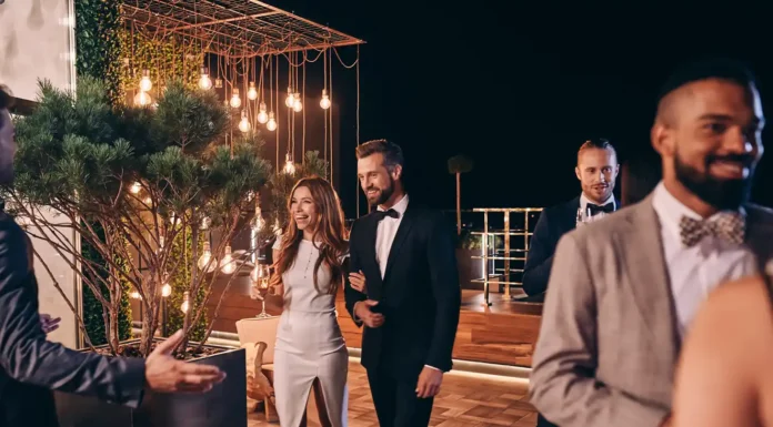 Planning a Celebration That Combines Comfort, Style, and Entertainment A group of people celebrating in a comfort style. Photo vecteezy-medium