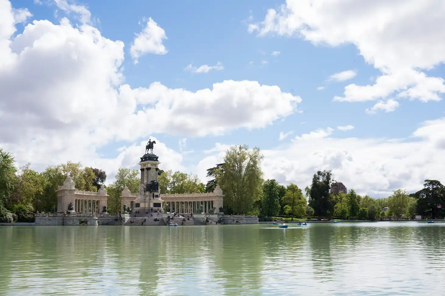 Lake at Retiro Park in Madrid. Photo vecteezy-medium Lake at Retiro Park in Madrid. Photo vecteezy-medium