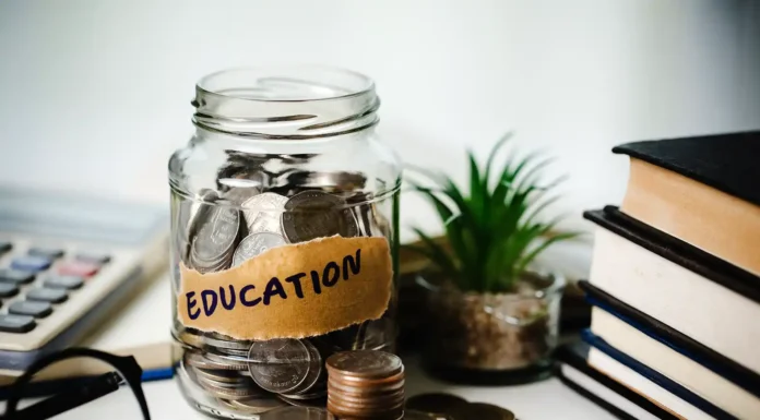 Smart Strategies for Saving for Higher Education Smart savings for your education. Photo vecteezy-medium