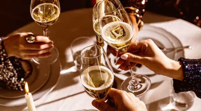 The Rise of Sparkling Tea in the UAE’s Top Hotels Single-origin sparkling tea served in fine crystal redefines the celebratory ritual within the UAE’s most distinguished hotels.