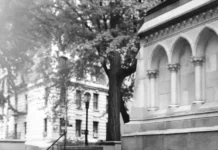 Ashley Graham Fronts Stuart Weitzman’s Spring 2026 Campaign Stuart Weitzman SS26 Campaign Featuring Ashley Graham