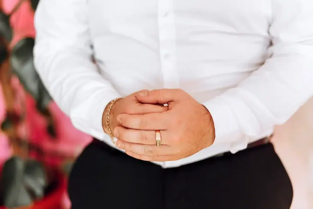 Choosing Men's gold wedding rings. Photo vecteezy-medium Choosing Men's gold wedding rings. Photo vecteezy-medium