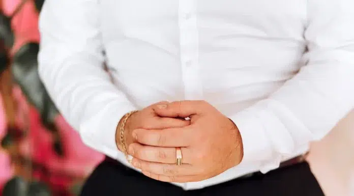 What to Look for When Choosing Men’s Gold Wedding Rings Choosing Men's gold wedding rings. Photo vecteezy-medium