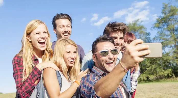 4 Ways to Make Your Next Group Trip Extra Memorable Making your next group trip extra memorable. Photo vecteezy-medium