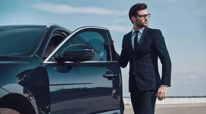 What Miami Travelers Should Know Before Arriving at MIA Airport by Private Car Service Private Airport Pickup in Miami. Photo vecteezy-medium