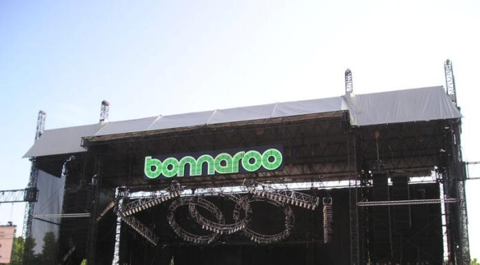 Why Does Bonnaroo Take Gap Years? BonnarooDay. Featured image License Attribution: CC BY-SA 2.5, https://en.wikipedia.org/w/index.php?curid=9495075. The Mai The Main Stage at Bonnaroo. Photo courtesy of Sha