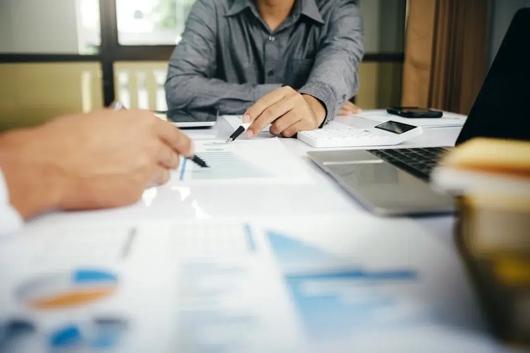Feasibility Studies helping reduce business risks. Vecteezy-medium Feasibility Studies helping reduce business risks. Vecteezy-medium