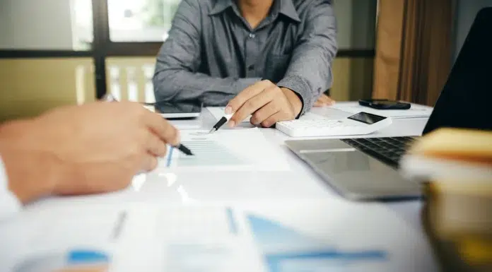 How Feasibility Studies Help Reduce Business Risk Feasibility Studies helping reduce business risks. Vecteezy-medium