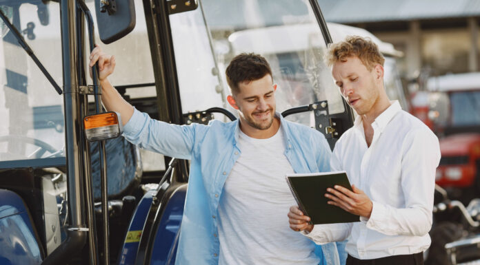 How to Choose the Right Insurance Provider for Your Commercial Trucking Needs Insurance for your Commercial Trucking. Image by prostooleh on Magnific