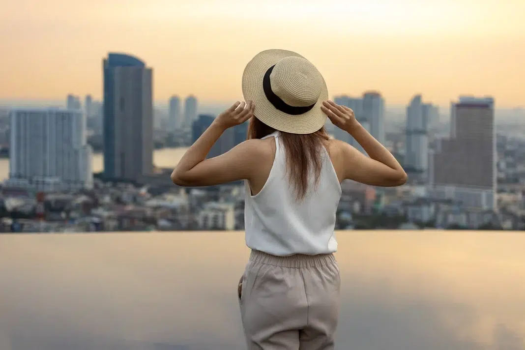 pretty tourist-woman-is-relaxing-and-enjoying-her luxury city escape. Vecteezy-medium pretty tourist-woman-is-relaxing-and-enjoying-her luxury city escape. Vecteezy-medium