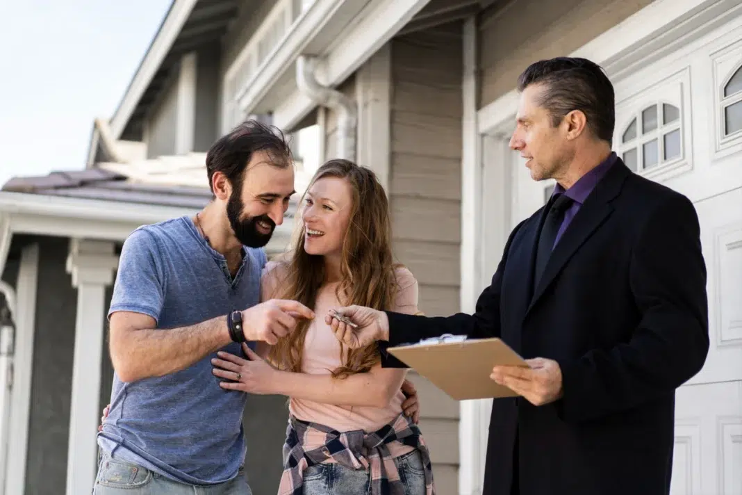A Perfect and trusted Real Estate Agent for Real Estate Decisions. Photo by magnific dot com A Perfect and trusted Real Estate Agent for Real Estate Decisions. Photo by magnific dot com