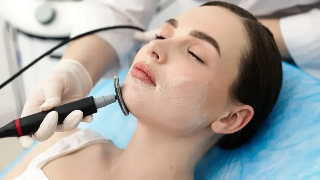 A patient having anti-ageing treatment done to her face. Vecteezy-medium A patient having anti-ageing treatment done to her face. Vecteezy-medium