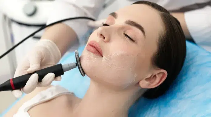PRP vs. Traditional Anti-Ageing Treatments: What’s the Difference? A patient having anti-ageing treatment done to her face. Vecteezy-medium