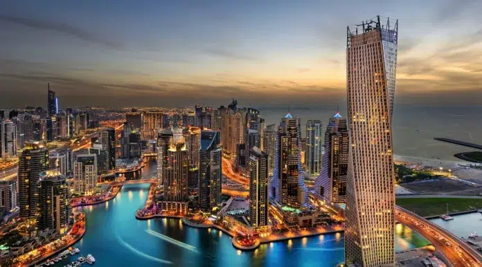 The Luxury Migration: Why HNW Buyers Choose Dubai Dubai Luxury Marina. Vecteezy-medium