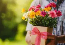 Saying Thank You the British Way: Etiquette for Gifting Flowers in London Etique of Gifting Flowers in London. Vecteezy-medium