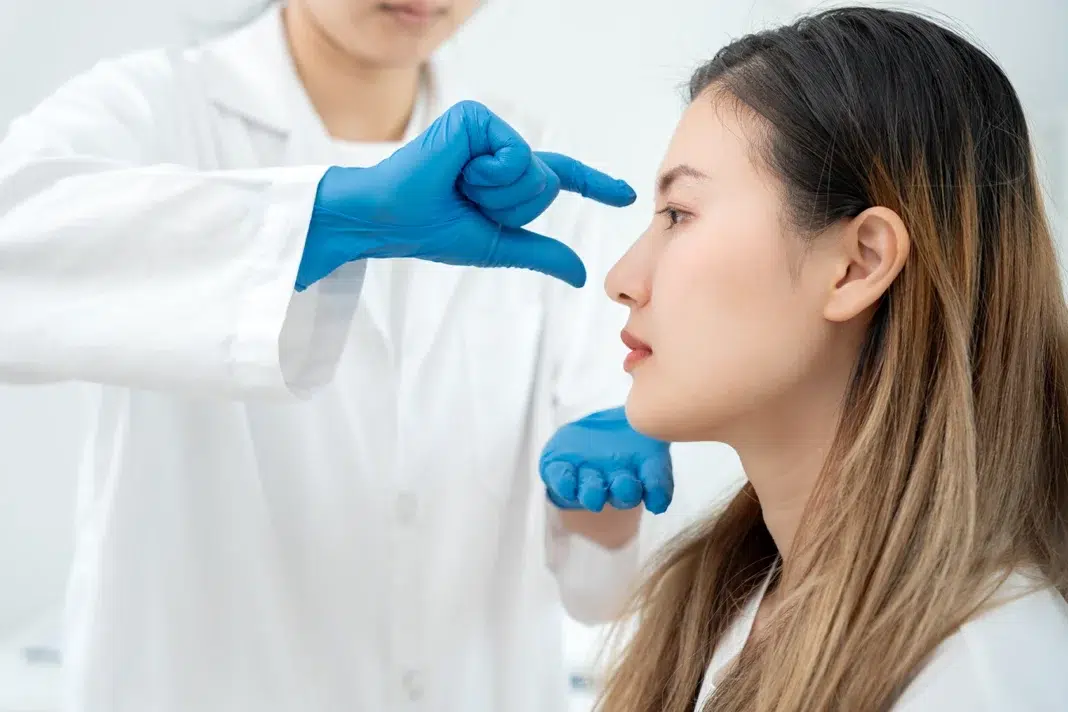 Plastic Surgeon Consulting with her patient. Vecteezy-medium Plastic Surgeon Consulting with her patient. Vecteezy-medium