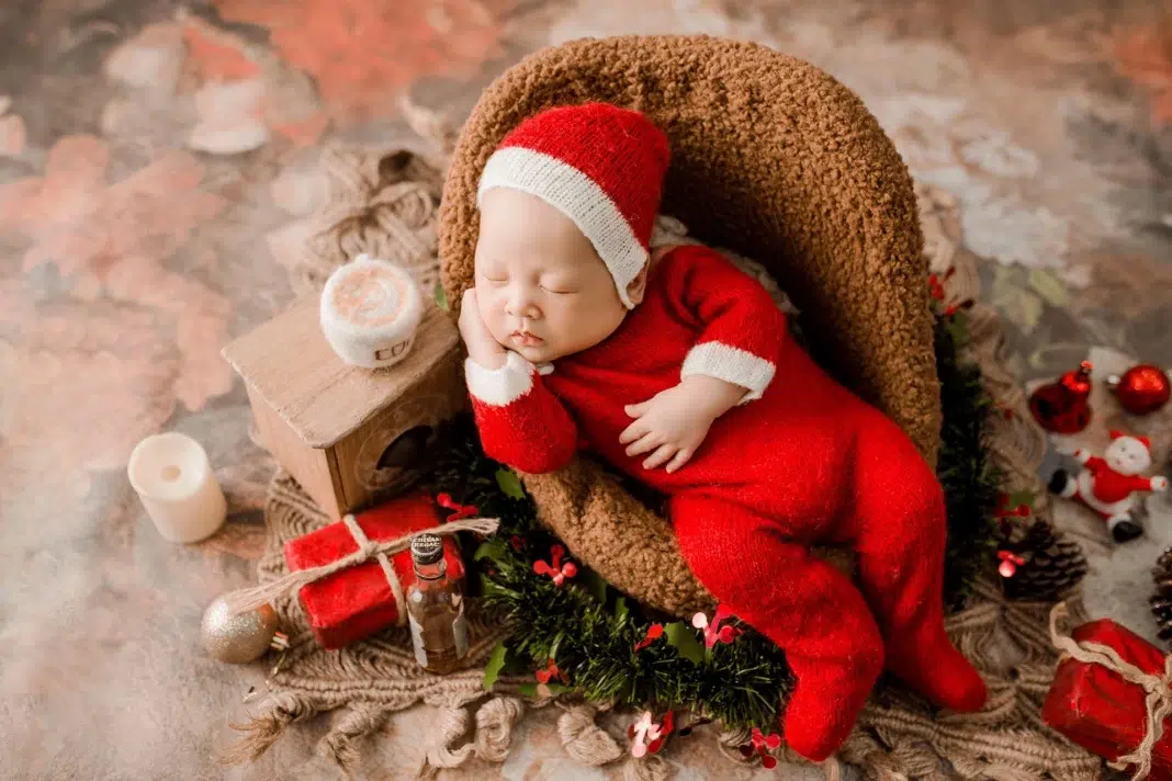 Baby wearing Christmas Pajamas. Photo by Tu Nguyen from pixaby Baby wearing Christmas Pajamas. Photo by Tu Nguyen from pixaby