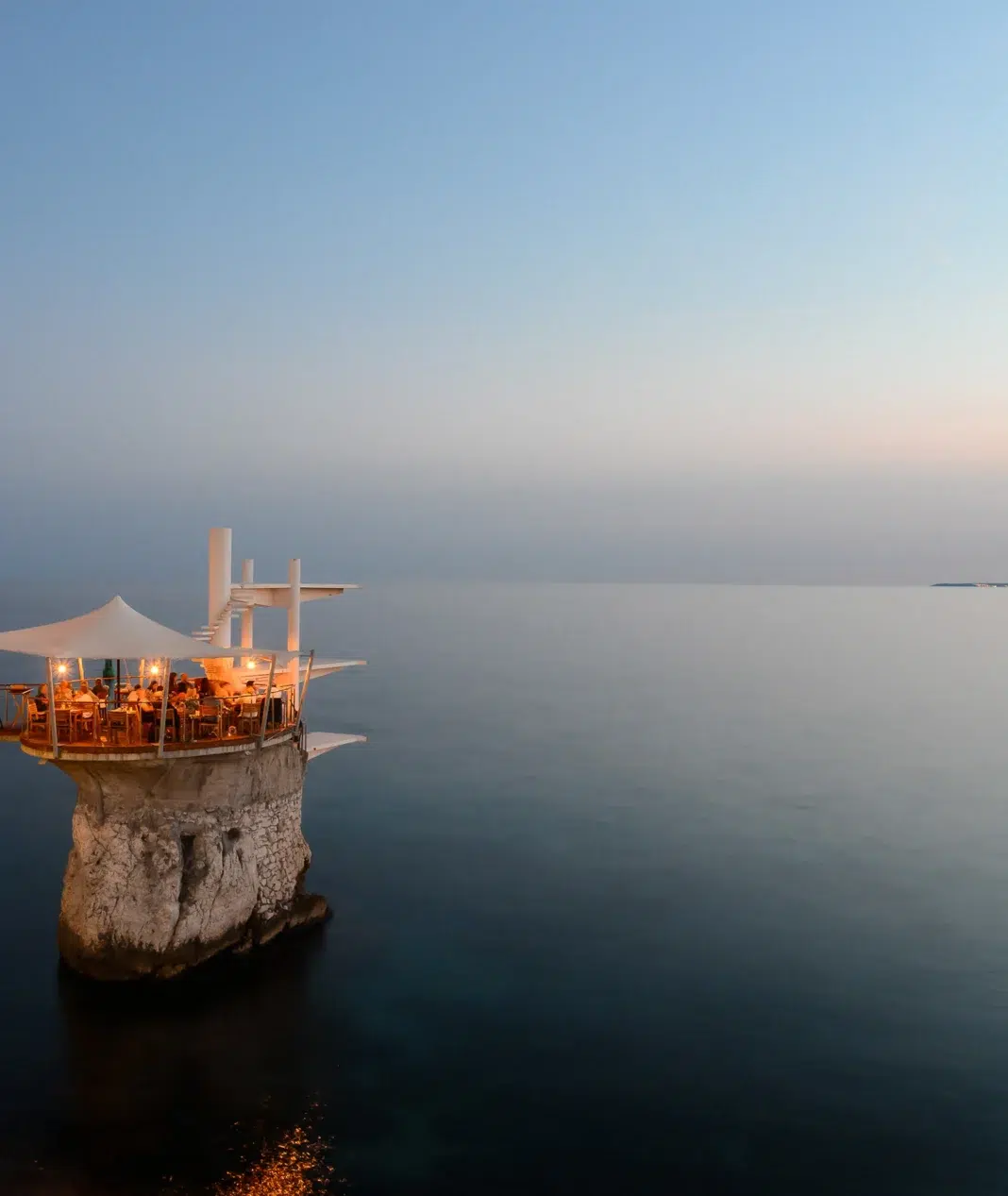 Le Plongeoir Restaurant, Nice. Photo courtesy of Le Plongeoir Le Plongeoir Restaurant, Nice. Photo courtesy of Le Plongeoir