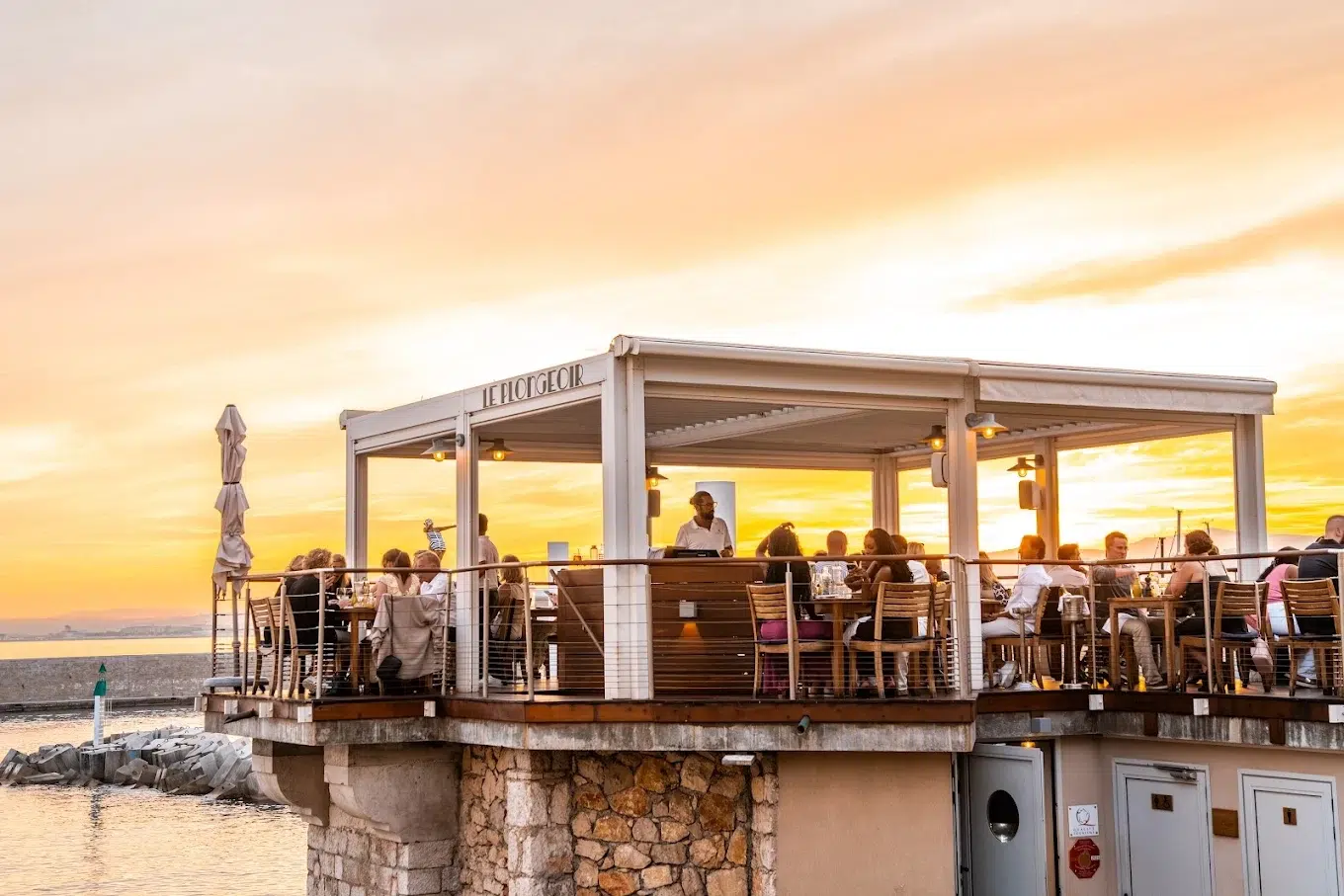 Le Plongeoir Restaurant, Nice. Photo courtesy of Le Plongeoir Le Plongeoir Restaurant, Nice. Photo courtesy of Le Plongeoir