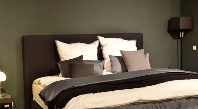 How to Test a Mattress Before You Buy It Mattress testing. Photo by Skylar Kang via pexel